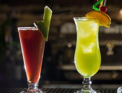 Δροσιστικά cocktails για τις θερμές καλοκαιρινές βραδιές