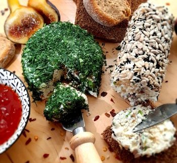 Αλμυρός κορμός τυριών με επικάλυψη φρέσκων βοτάνων & γλυκός με επικάλυψη σουσάμι & ηλιόσπορο