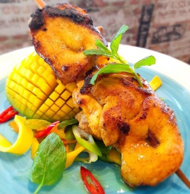 Κοτόπουλο σουβλάκι με αρωματική μαρινάδα και σαλάτα μάνγκο