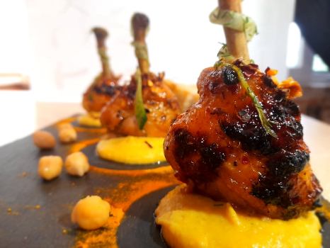 Κοπανάκια κοτόπουλου με βελούδινο χούμους από μάνγκο και κάρυ