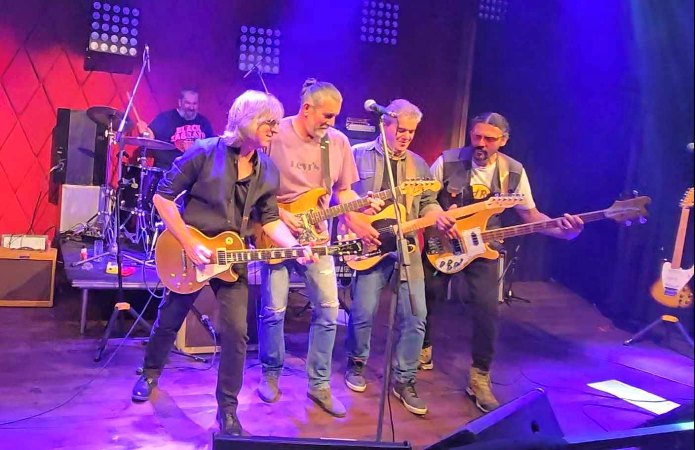 Oι Saloon Rockers live στο Red Button 