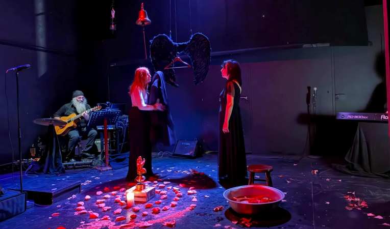 Η παράσταση «Ανθρωποφάγος» σε ποίηση Sunny Μπαλτζή στο Θέατρο τεχνών Λάρισας